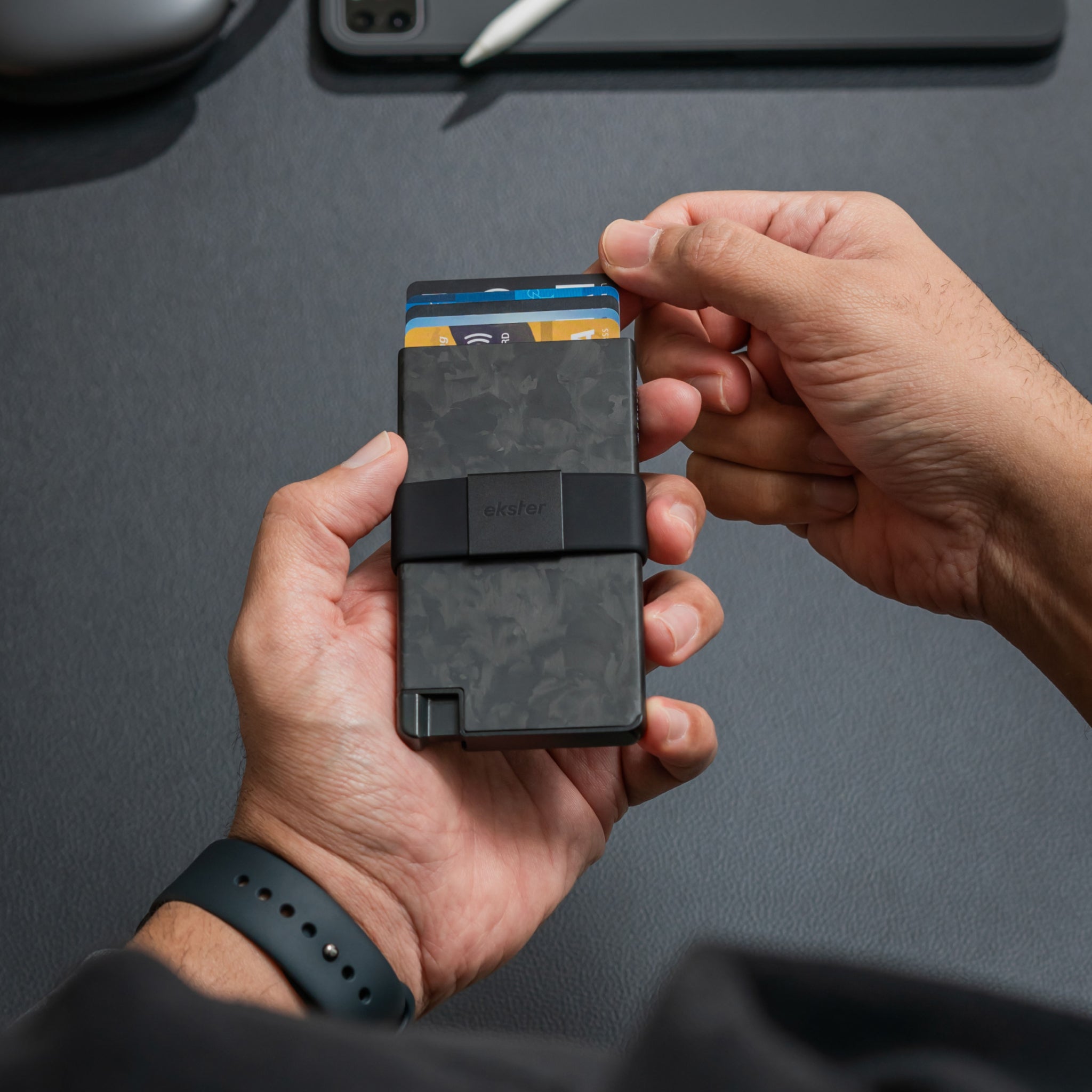 Cardholder_Pro_-_Forged_Carbon_Infograph_05.jpg