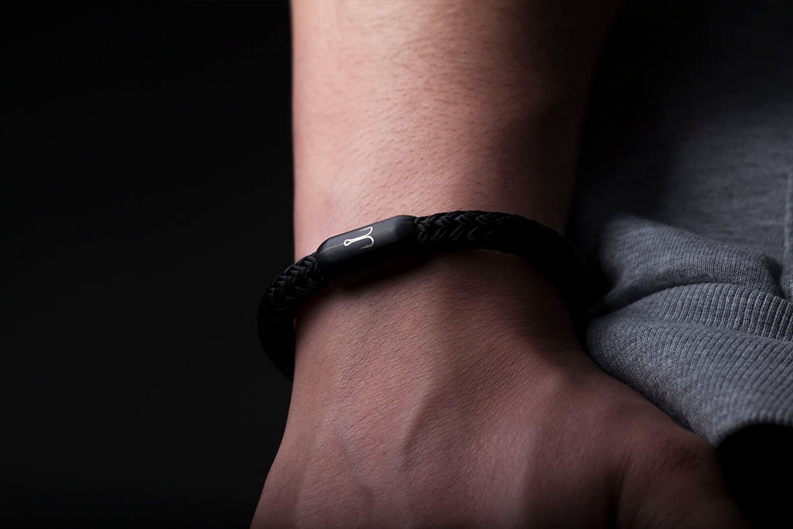 armband-fischers-fritze-torpedomakrele-schwarz-segeltau-stahl-verschluss-magnet.jpg