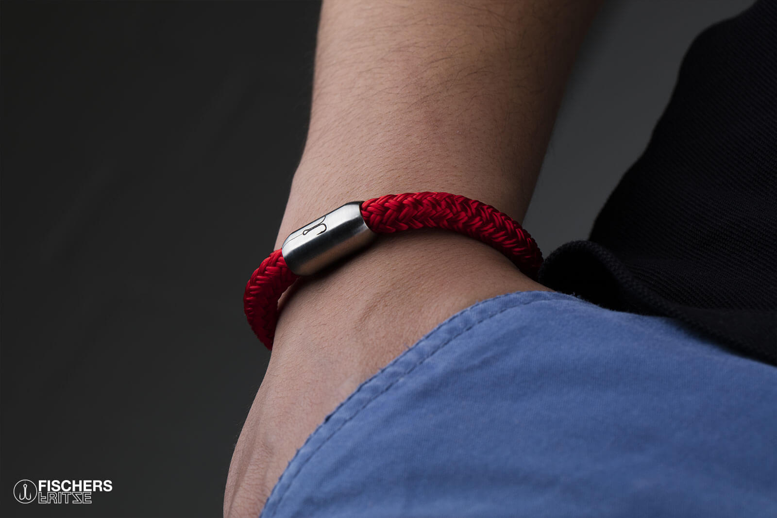 fischers-fritze-armband-makrele-segeltau-rot-leon-surfer-faroe-detail-nah.jpg
