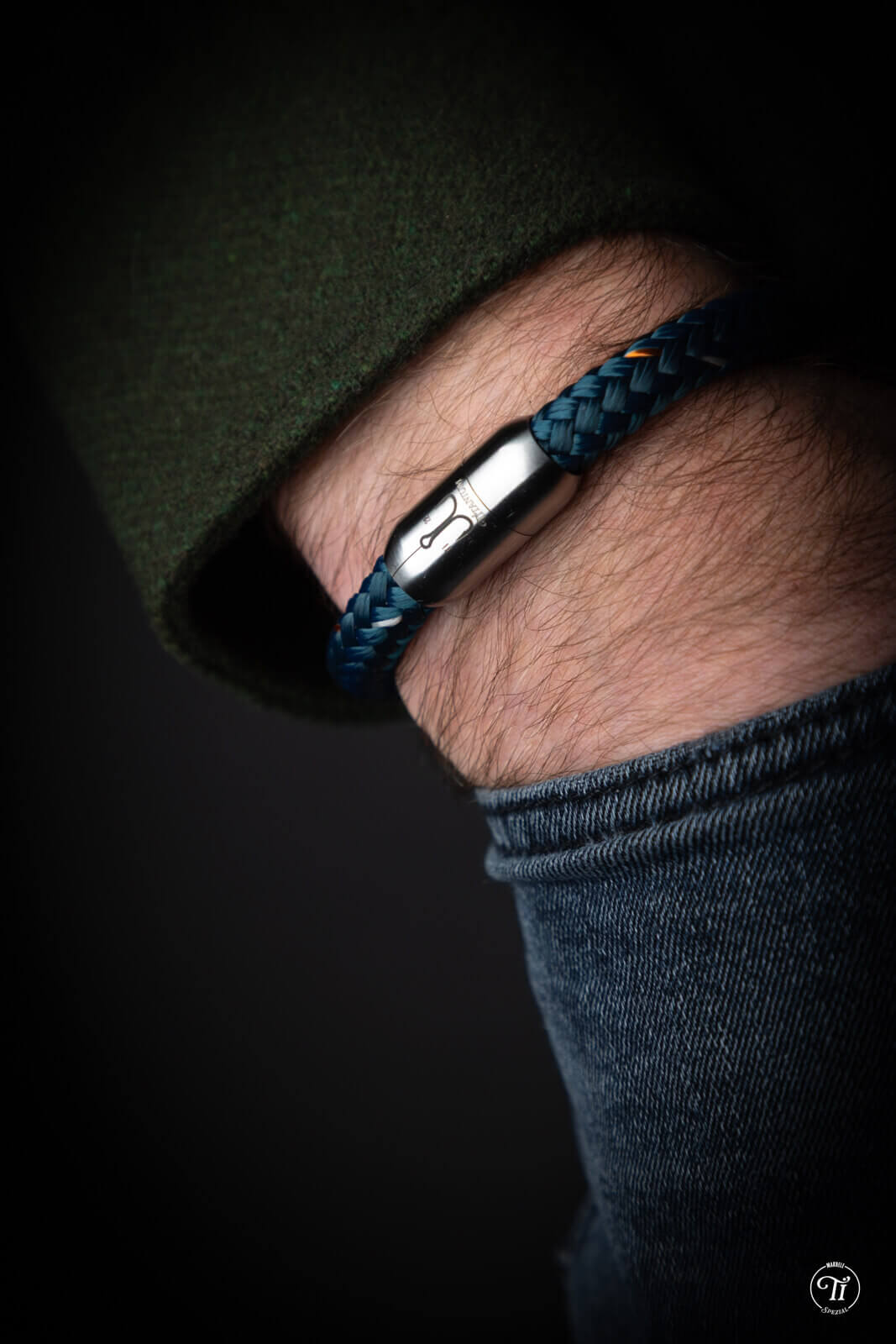 fischers-fritze-armband-titan-makrele-spezial-petrol-orange-silbergrau-am-arm-hoch.jpg